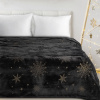 Vianočná deka, čierno-zlatá zdobená potlačou snehových vločiek