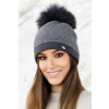 Kamea Grafitová dámska zimná čiapka s kožušinovým brmbolcom Kamea Aloes, Veľkosť uni, Farba grafitová (odt. tmavošedej)