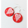 Červené folklórne srdiečkové náušnice - kruhy s bodkami (Drevené folklórne náušnice červené kruhy )